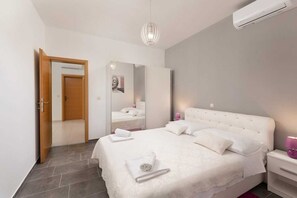 3 bedrooms, iron/ironing board, free WiFi, bed sheets