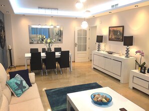 Smart TV, reproductor de DVD, tenis de mesa y libros 
