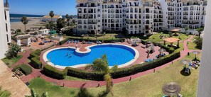 Una piscina al aire libre, tumbonas
