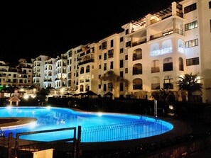 Ulkouima-allas, aurinkotuoleja