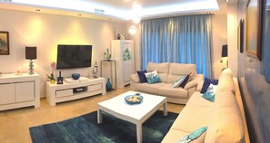 Älytelevisio, DVD-soitin, pöytätennispöytä, kirjoja