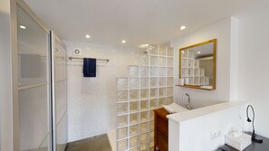 浴槽、ヘアドライヤー、タオル、石鹸