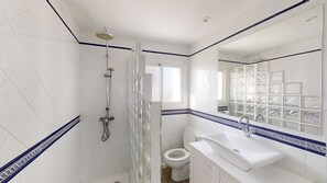 Baignoire, sèche-cheveux, serviettes fournies, savon