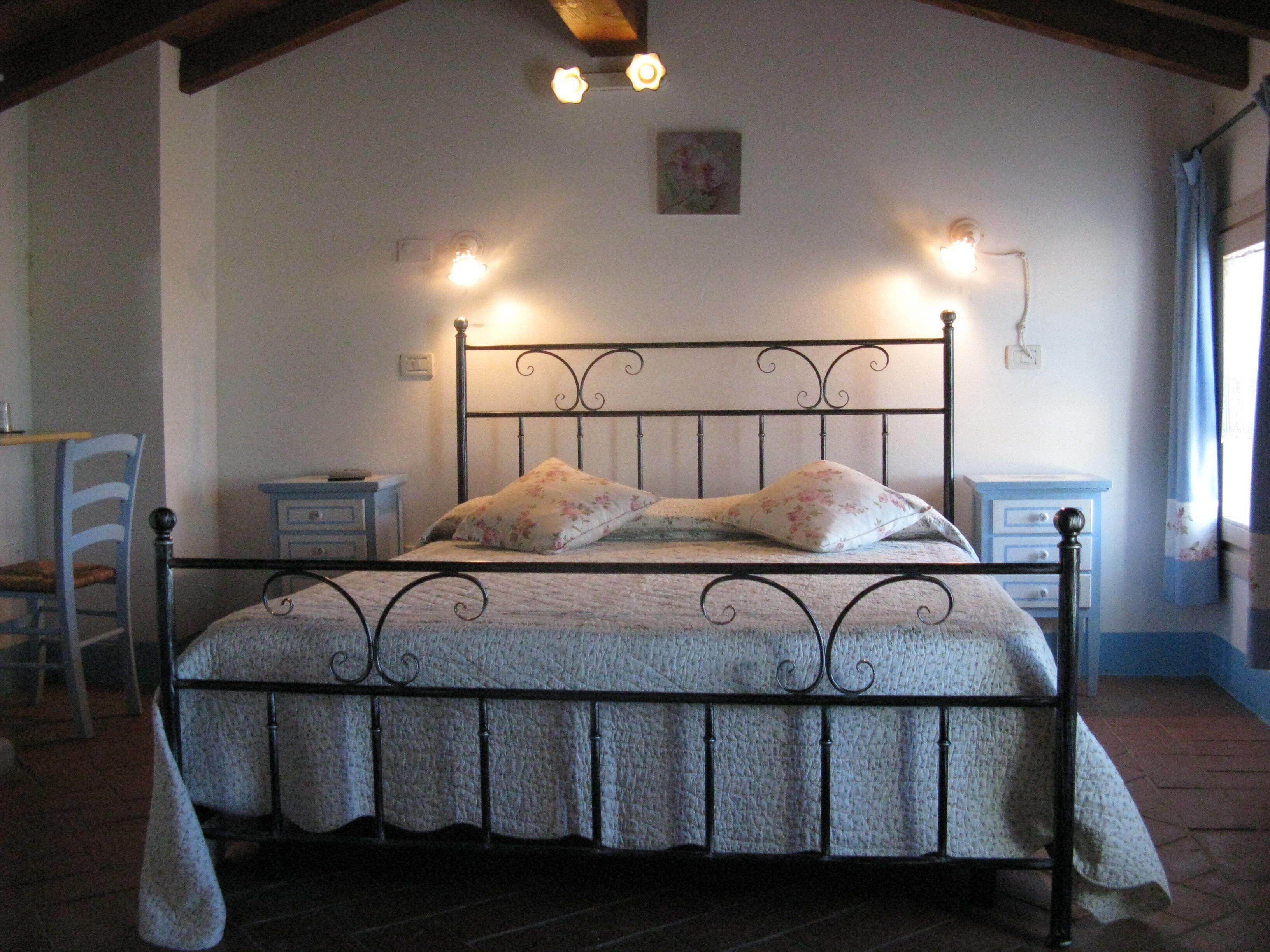 COUNTRY COSTS CLUB - roses room