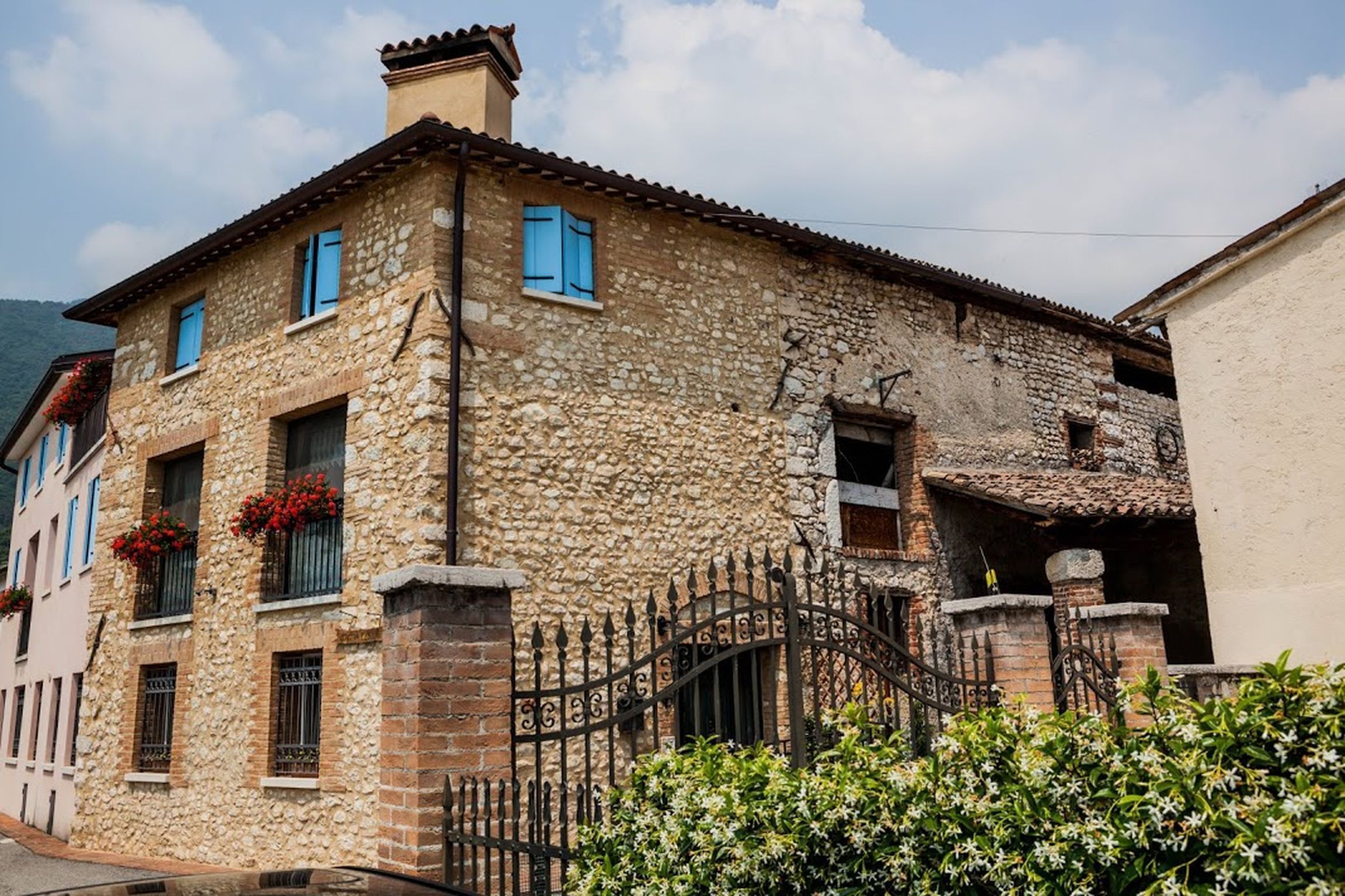 COUNTRY COSTS CLUB - roses room