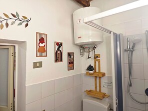 Dusj, hårføner, håndklær og såpe