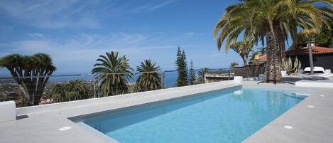 حمّام سباحة خارجي، حمّام سباحة مُدفَّأ