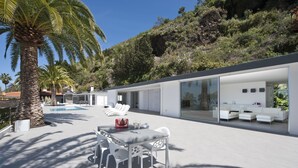 A modern outdoor patio with a pool, white furniture, and a view of the surrounding landscape. - Wonderful Casa El Balcon Grande in La Orotava (La Orotava)