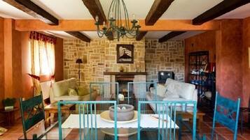 Una televisión, una chimenea, una mesa de tenis de mesa