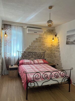 2 bedrooms, iron/ironing board, WiFi, bed sheets