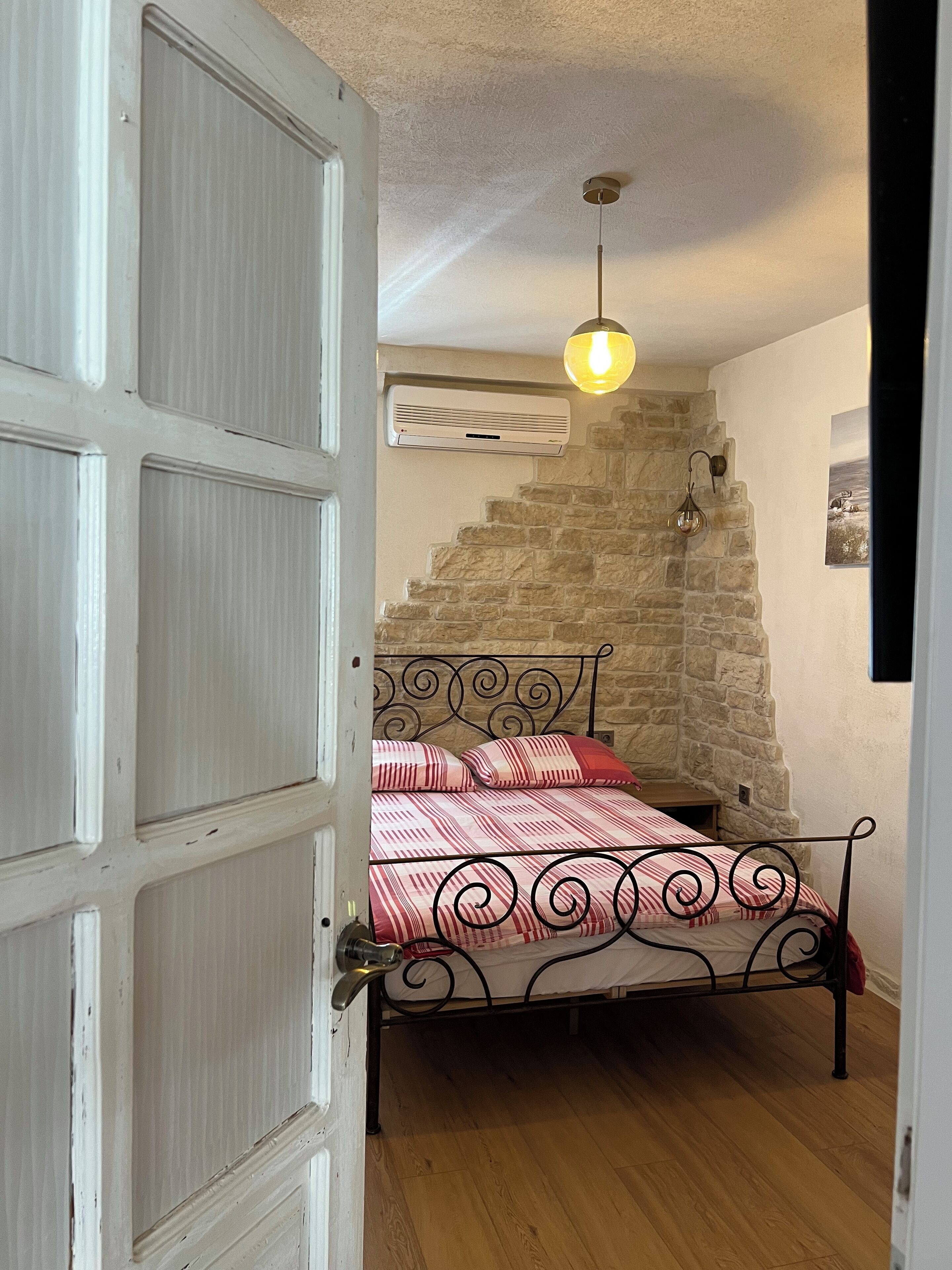 2 habitaciones, tabla de planchar con plancha, wifi y ropa de cama 