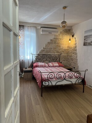 2 bedrooms, iron/ironing board, WiFi, bed sheets - Apartment Nikolina house in center of the old town Trogir (Trogir)