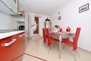 Fridge, microwave, oven, dishwasher - Apartment Nikolina house in center of the old town Trogir (Trogir)