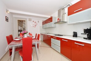 Kühlschrank, Mikrowelle, Ofen, Geschirrspüler