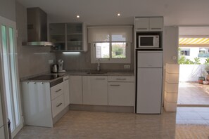 Jääkaappi, mikroaaltouuni, astianpesukone, kahvin-/teenkeitin