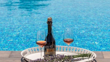 Una piscina al aire libre, una piscina climatizada