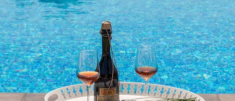 Una piscina al aire libre, una piscina climatizada