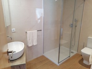 Douche, sĂšche-cheveux, serviettes fournies, papier toilette