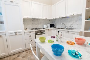 Fridge, microwave, oven, stovetop - Spacious and stylish Embassy Loren flat (Roma)