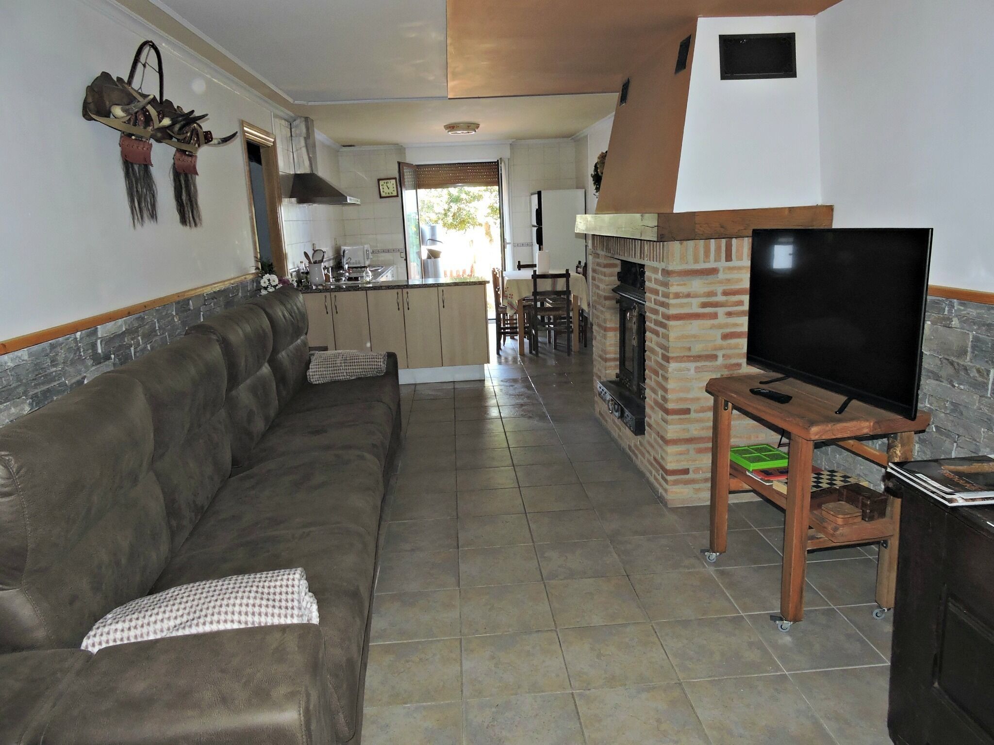 At the foot of three natural parks this cozy and comfortable rural house. 