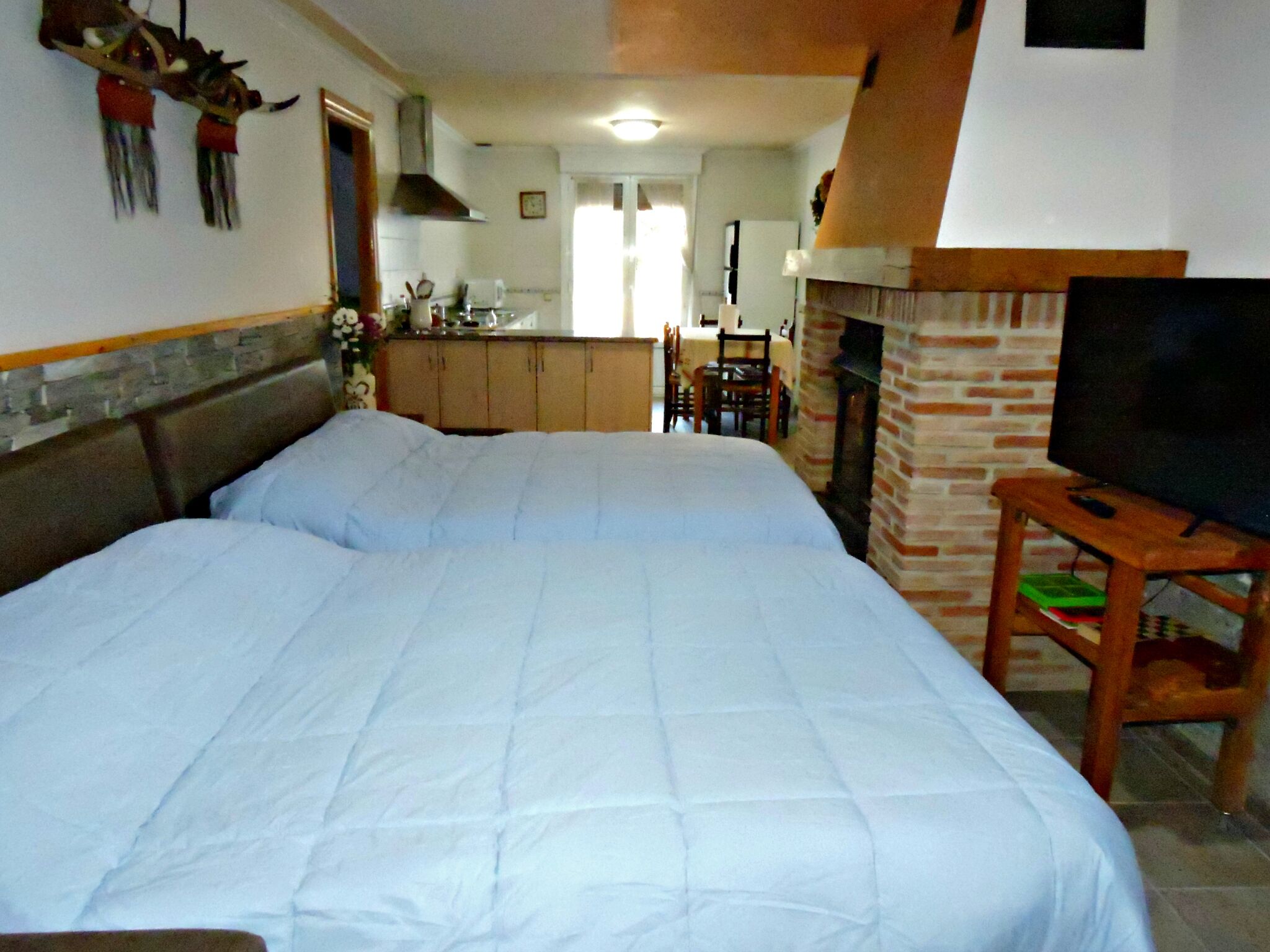 At the foot of three natural parks this cozy and comfortable rural house. 