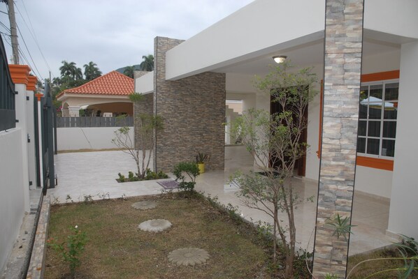 المنطقة المحيطة بالمنشأة