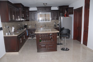 ميكروويف، ماكينة لصنع القهوة/الشاي، مستلزمات طهي/أطباق/أوعية