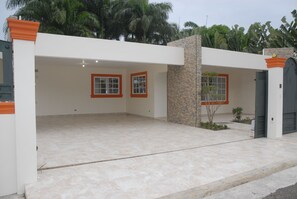 المنطقة المحيطة بالمنشأة