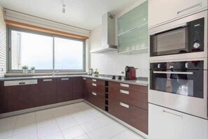 Een koelkast, een microgolfoven, een oven, een vaatwasser