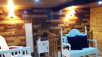 2 slaapkamers, een strijkplank/strijkijzer, internet, beddengoed