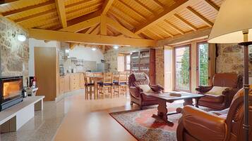 Een televisie en een open haard