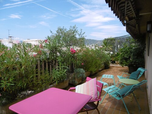 A 35-sq.m studio with a terrace, a 30-sq.m garden on the top floor: calm and bri
