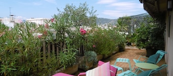 A 35-sq.m studio with a terrace, a 30-sq.m garden on the top floor: calm and bri