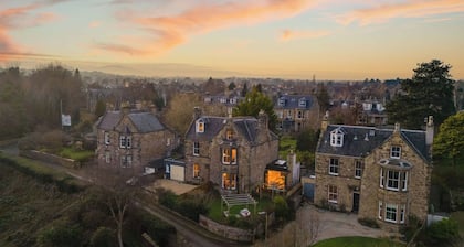 Luxurious Victorian Villa, Eskbank, Near Edinburgh, Sleeps 10. Parking & Garden