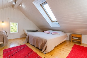 2 bedrooms, iron/ironing board, travel cot, free WiFi
