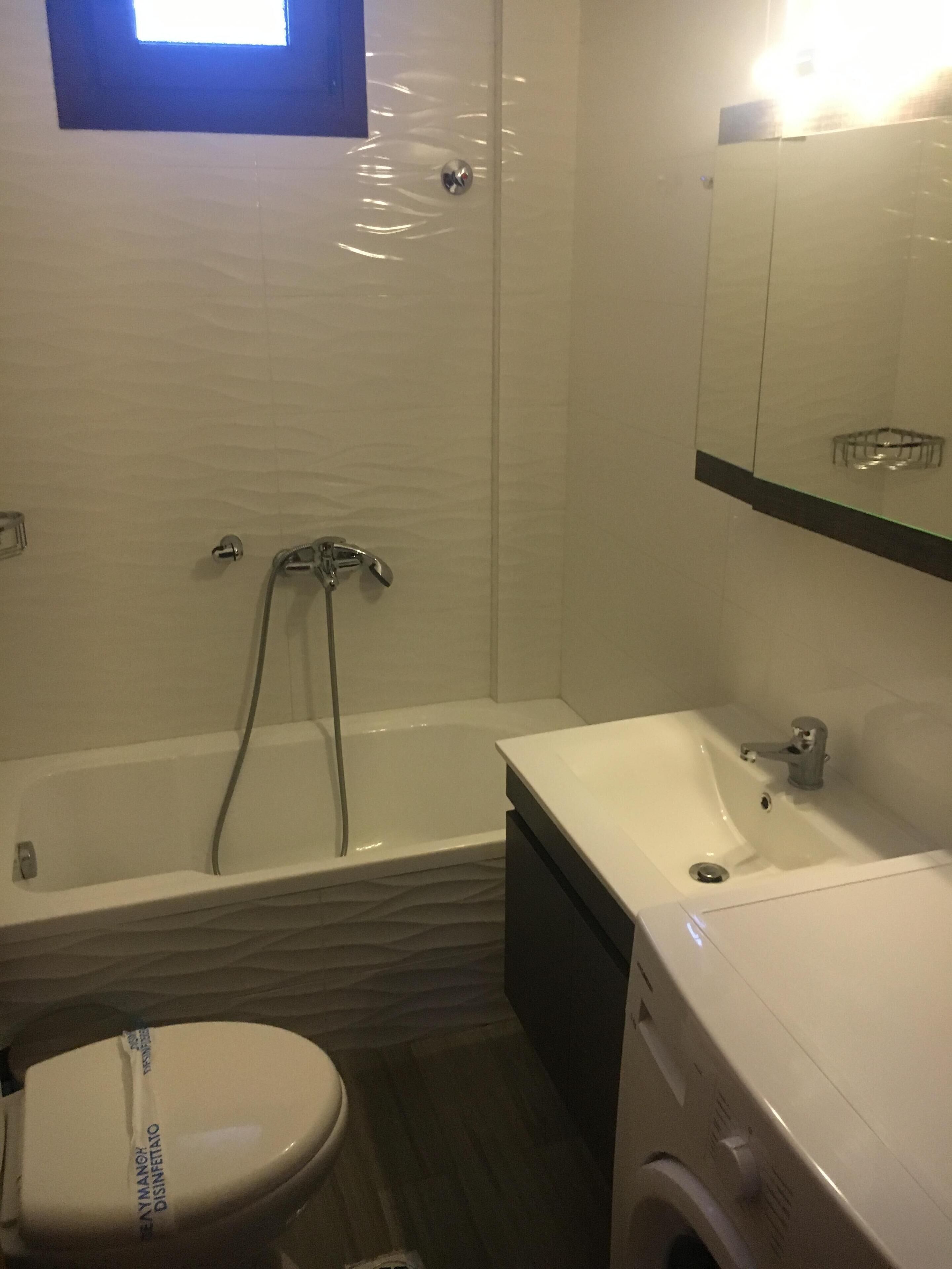 Badewanne, Haartrockner, Handtücher