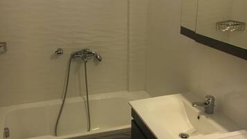 Badewanne, Haartrockner, Handtücher