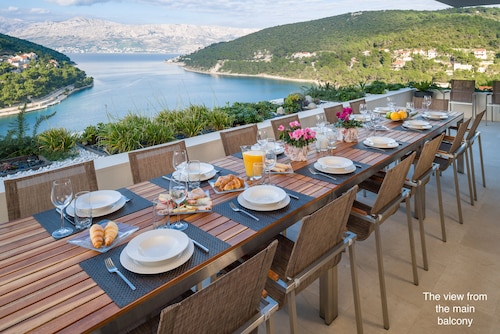 Luxurious Seaside Villa. Stunning Views. Private Pool. Spacious Outdoor Living