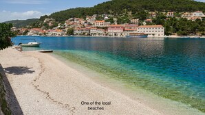 Eine Küstenstadt mit einem klaren Strand und Booten.