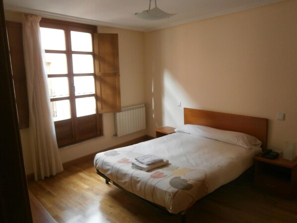 1 chambre, bureau, fer et planche à repasser, Wi-Fi gratuit