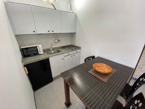 Een koelkast, een magnetron, een koffiezetapparaat/waterkoker