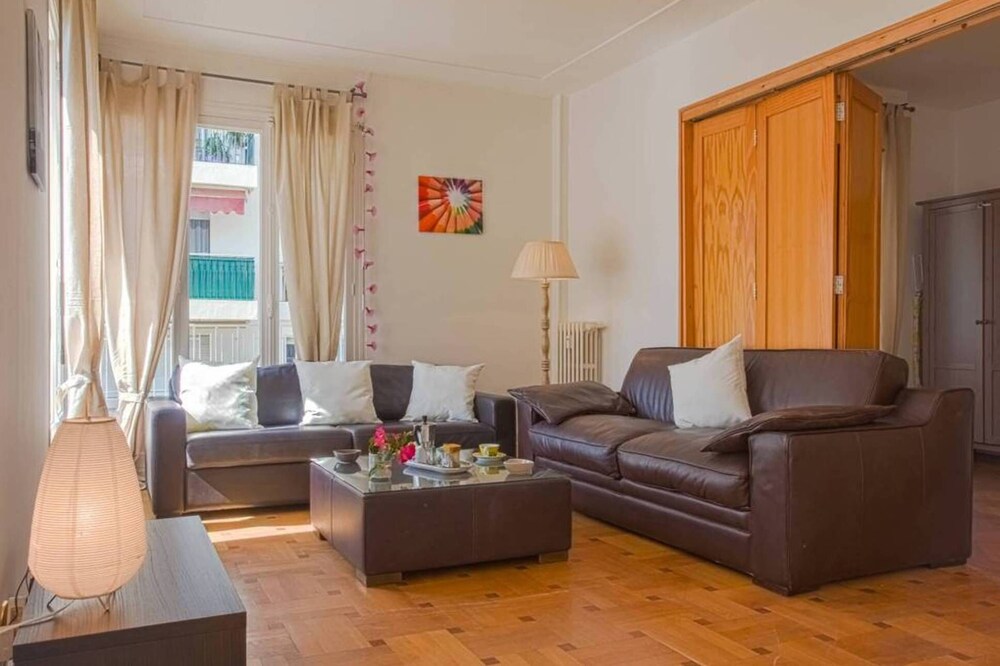 Beautiful 5th floor Apartment with sea view,