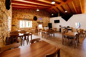 Dining - Sicó Lodge; comfortable 2 bedroom house in the heart of Sicó region! (Ansião)