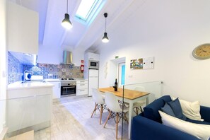 Smart TV, livros, biblioteca musical