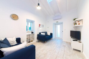 Smart TV, livros, biblioteca musical