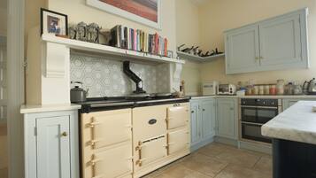 Four, plaque de cuisson, lave-vaisselle, cafetiĂšre/bouilloire