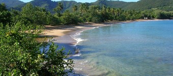 AU GRAND BLEUのプールと海と山のパノラマビュー