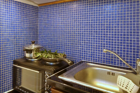 Kühlschrank, Ofen, Wasserkocher mit Kaffee-/Teezubehör, Toaster