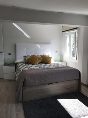 4 chambres, bureau, fer et planche à repasser, Wi-Fi gratuit