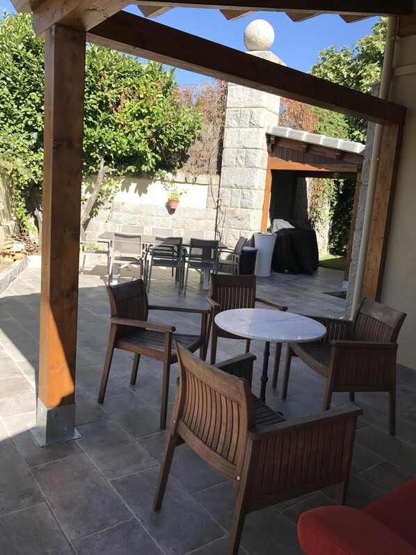 Outdoor dining - Mani's house, in Cercedilla (Madrid) (Cercedilla)